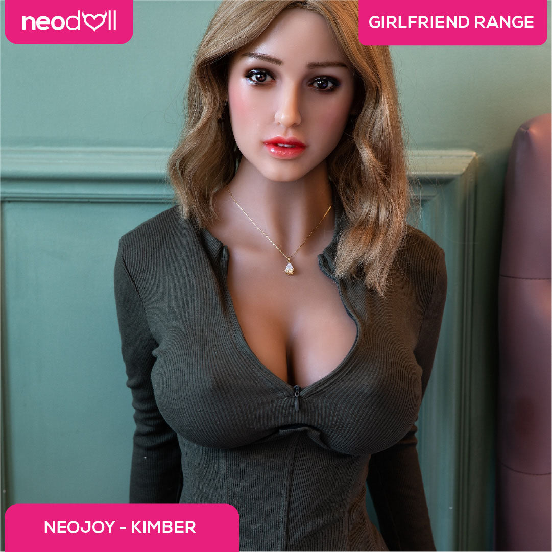 Neodoll Girlfriend Kimber - Poupée de Sexe Hybride en TPE Silicone - 158cm - Gel Sein - Bronzer